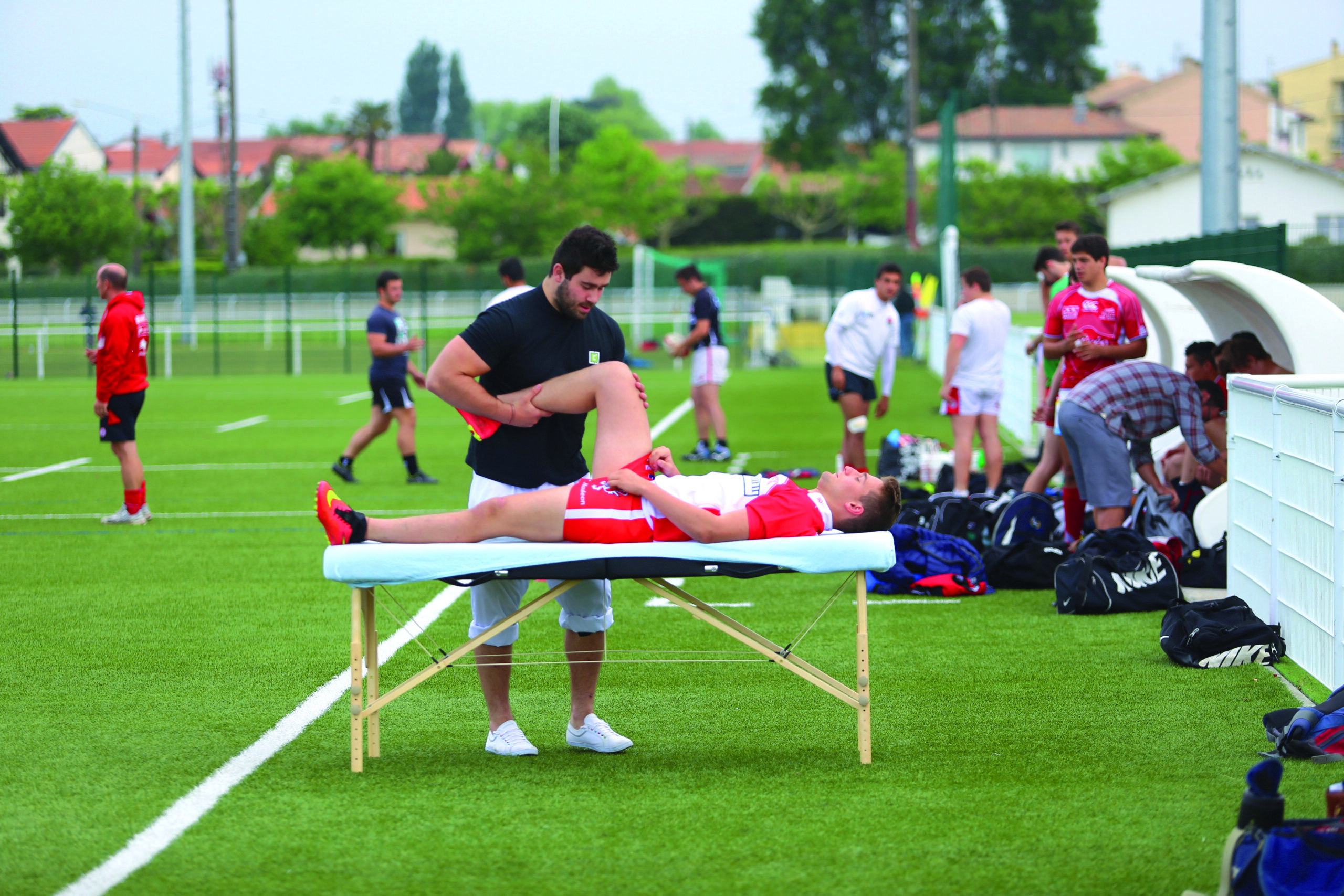 Romain Ruffanac ostéopathe manipulant un sportif sur terrain de rugby formation ostéopathie du sport